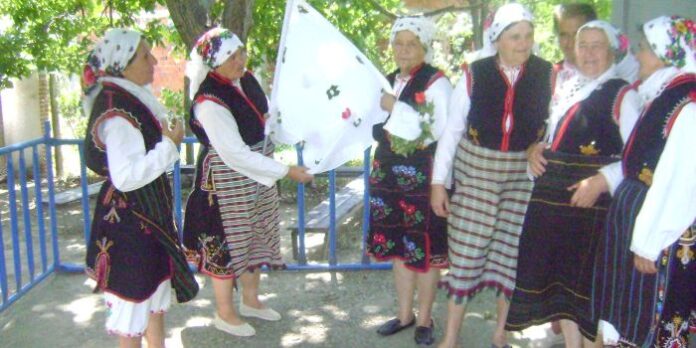 С обичай „Засевка” хората с увреждания в Струмяни обраха овациите на Балканския фестивал