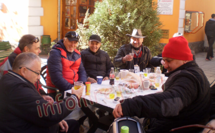 С огнени факли