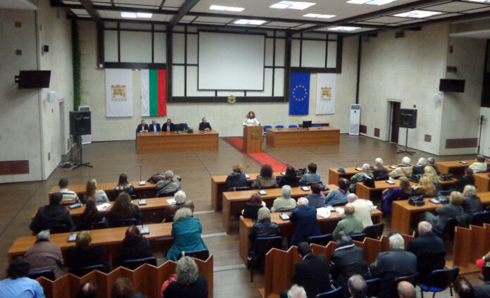 С огромен букет цветя посрещнаха в Благоевград евродепутата Илияна Йотова