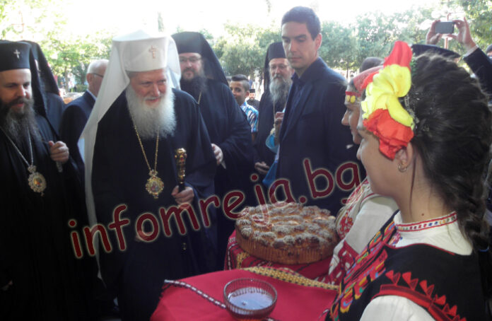 С питка и мед посрещнаха в Благоевград патриарх Неофит