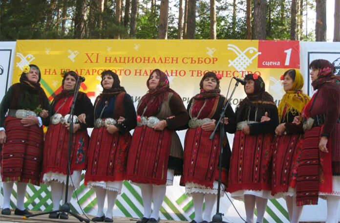 С плакет и грамоти се върнаха от събора в Копривщица самодейците от Копривлен