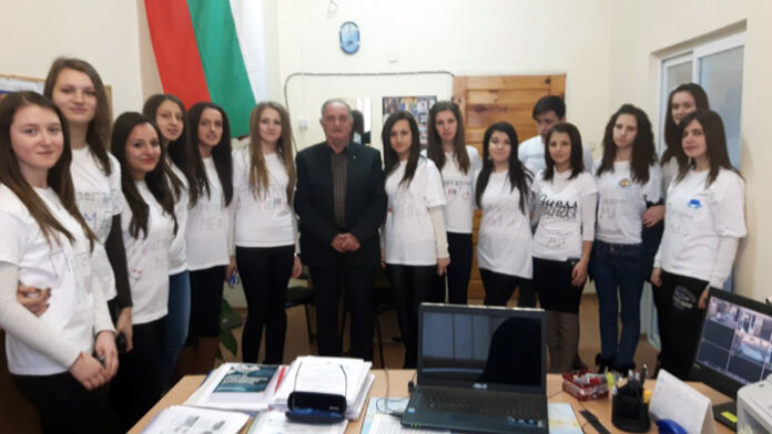 С прегръдки и добри пожелания стартира учебният ден в СОУ 