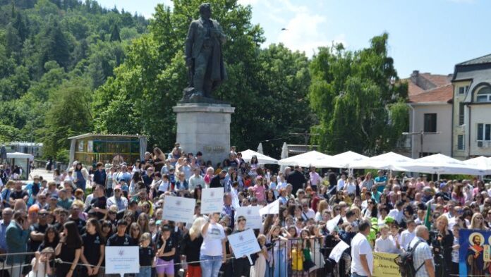 С шествие на училищата и тържествен концерт започна празничният 24 май в Благоевград