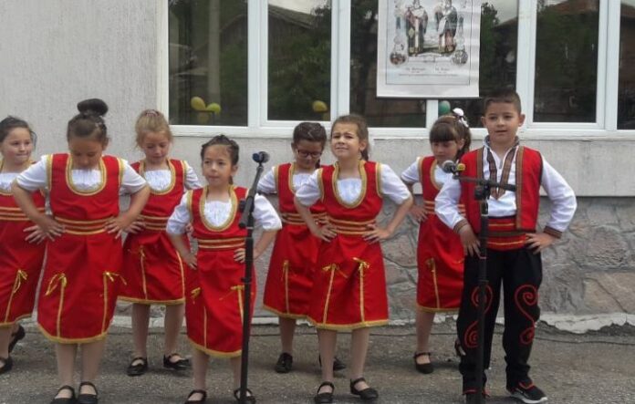 С тържествена програма отбелязаха патронния празник на основното училище в с. Места