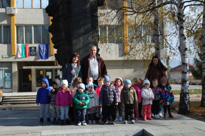 С урок по родолюбие отбелязаха Деня на народните будители в село Соволяно