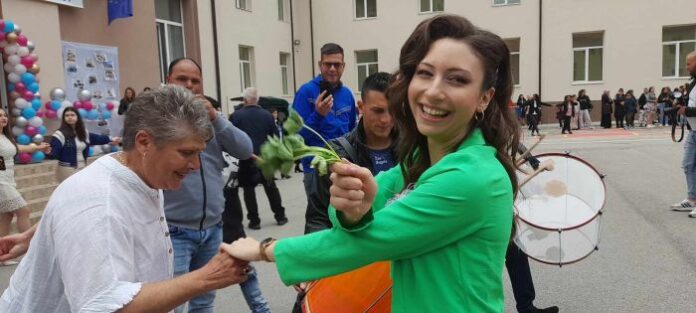 С усмивки и сълзи: Училището в Белица изпрати своите абитуриенти