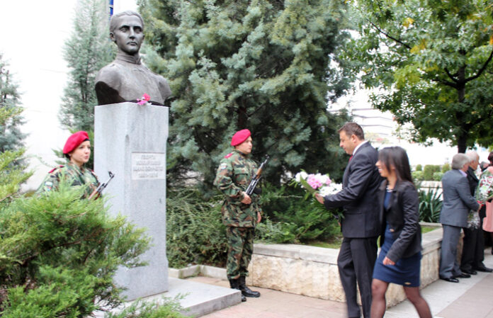 С венци и цветя Благоевград отбелязва годишнина от рождението на Георги Измирлиев
