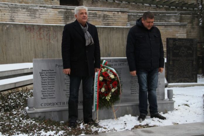 С венци и цветя отбелязват 139 години от Освобождението на Дупница