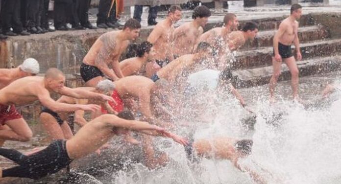 С водосвет край реката