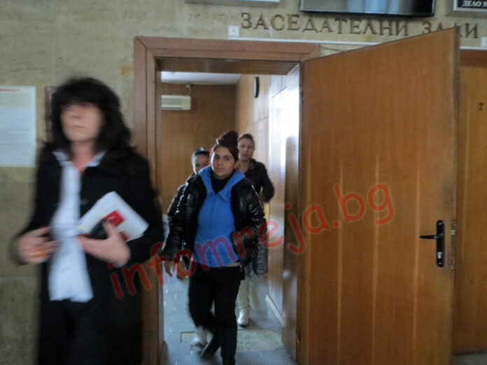 Само един от побойниците на полицаи остава в ареста