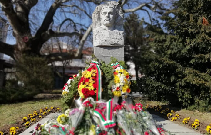 Сандански преклони глава пред Левски