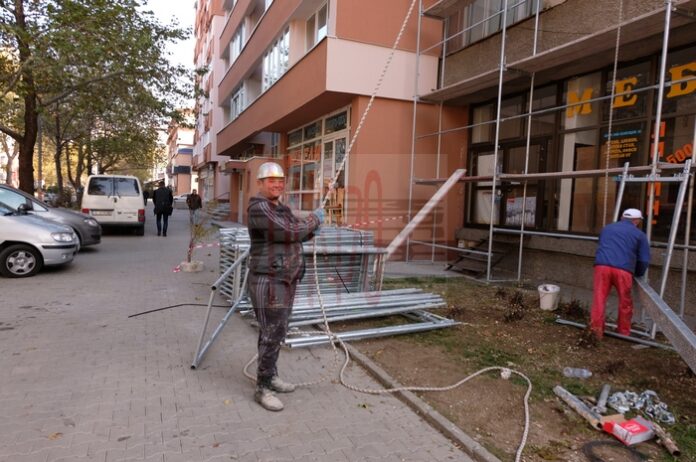 Санирането продължава