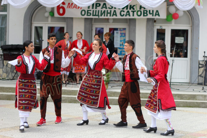 Сатовча празнува - цветна и красива