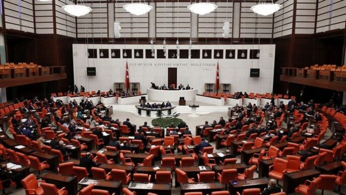 Сбиване в турския парламент по време на изслушване за бюджета