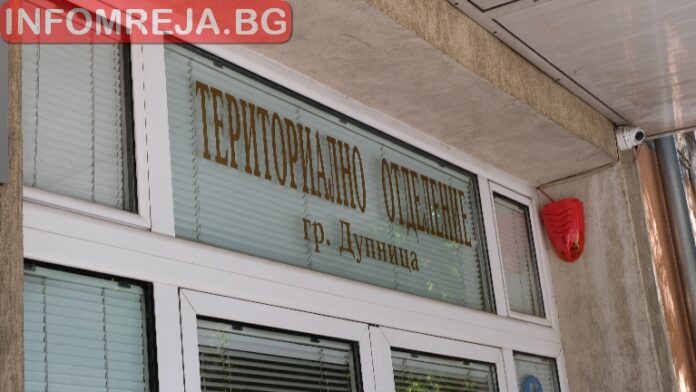 Счупиха прозорец на финансова институция в Дупница