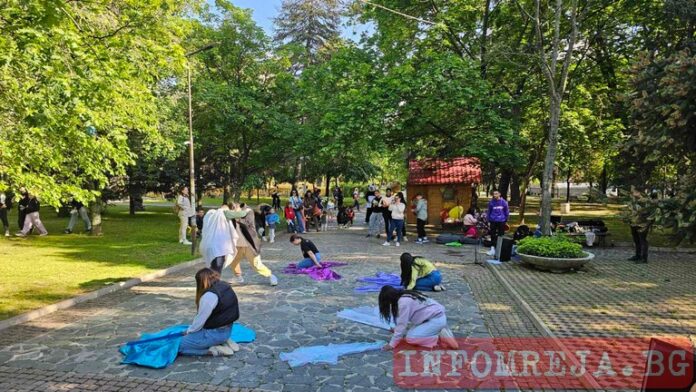 Сектанти раздават балони на децата в Благоевград
