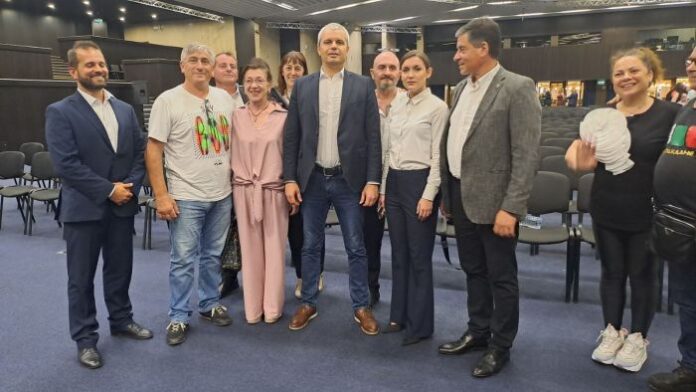 Семейството на „Възраждане“ променя България! Дишат във врата на първата политическа сила