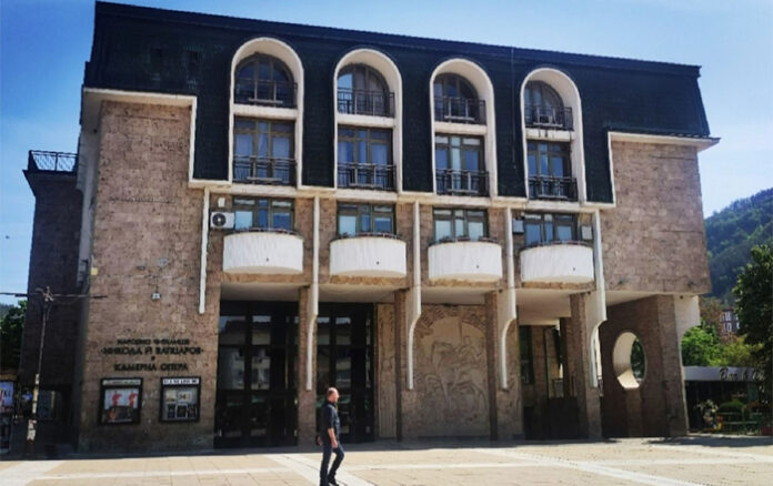 Сградата на Камерната опера в Благоевград светва в различни цветове за Деня на редките болести