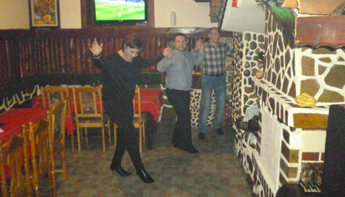 Шампанско и торта за рождения ден на младежкия клуб „Надежда“
