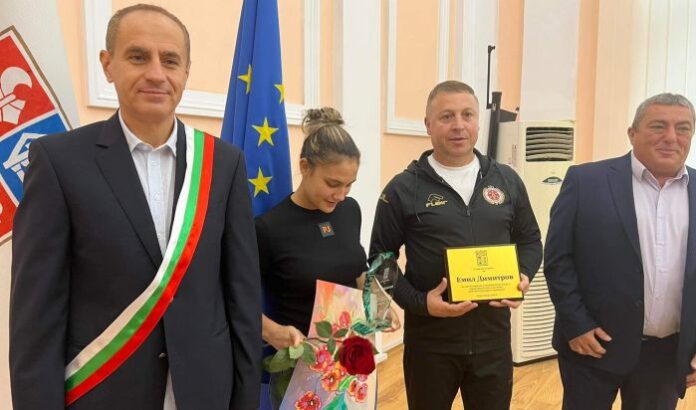 Шампионката по карате Ивет Горанова с почетен знак от Община Кюстендил