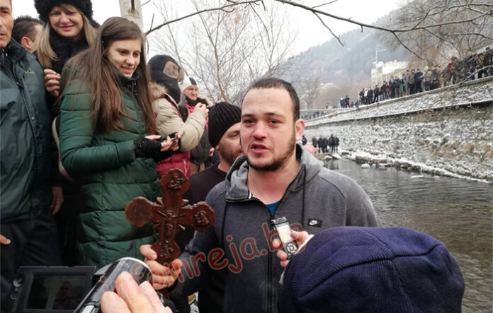 Шампионът по таекуон-до Илиан Томанов за втора година извади богоявленския кръст в Благоевград (ВИДЕО)