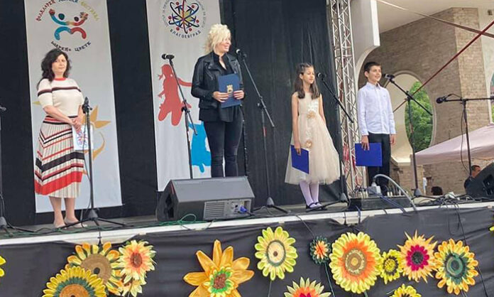 „Шарени цветя“ разгърнаха таланта си в центъра на Благоевград