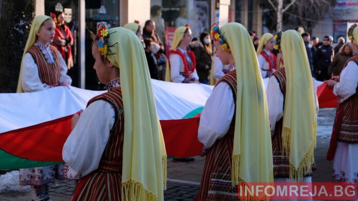 Шествие и поднасяне на цветя в Благоевград за Гоце!