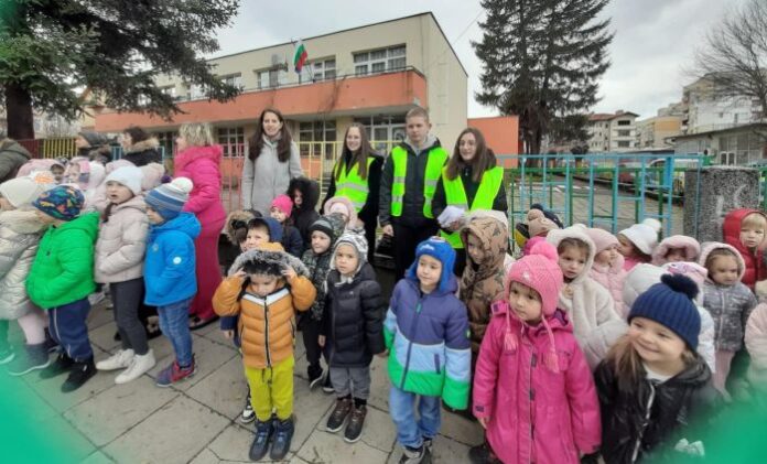 Шофирайте с намалена скорост: Посланията на децата в Кюстендил