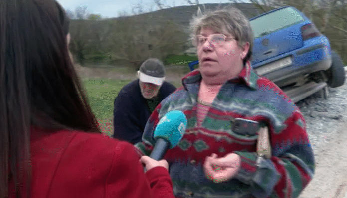 Шофьор качи колата на мантинела