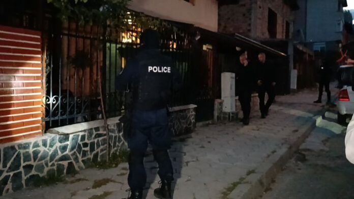 Щракнаха белезниците на трима купувачи на гласове в Благоевград