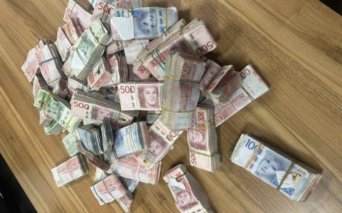 Швед скри над 3.5 млн. шведски крони в тайници на пежо