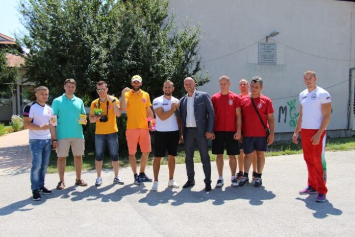 Силни мъже посетиха заведенията за социални услуги в Банско