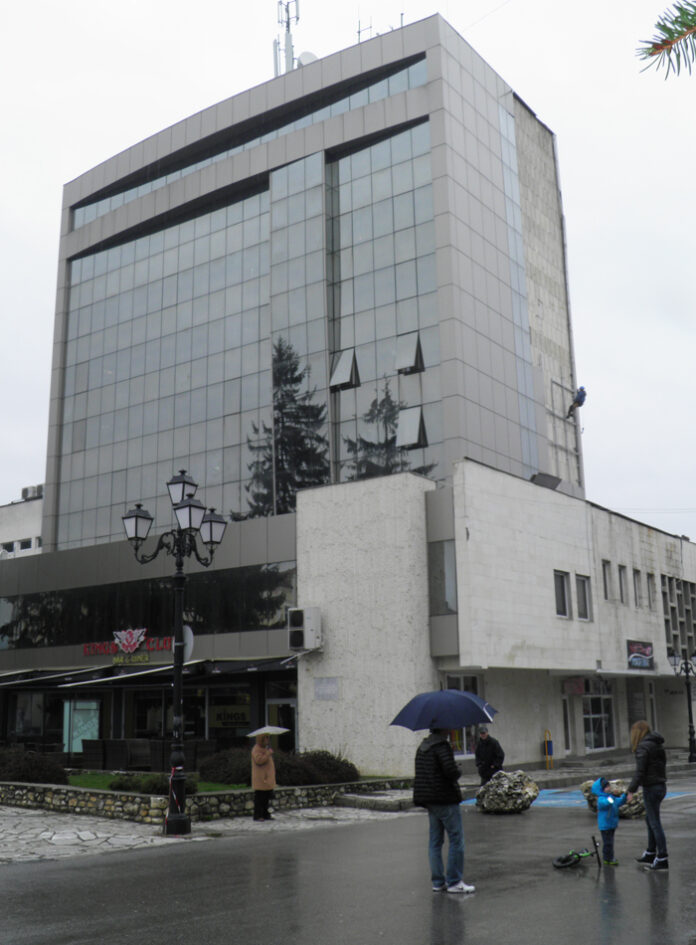 Силният вятър откърти над 40 панела от фасадата на „Погледец”