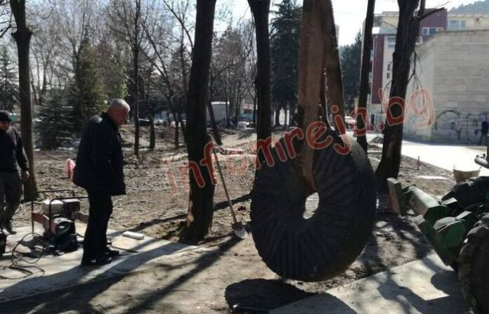 Синът на поета Биньо Иванов ще дебютира със свои стихове на юбилея на баща си