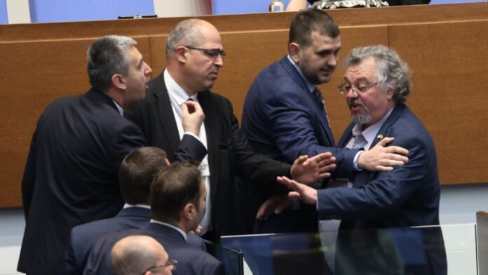 Скандал разтърси парламента: Депутати наскачаха на бой