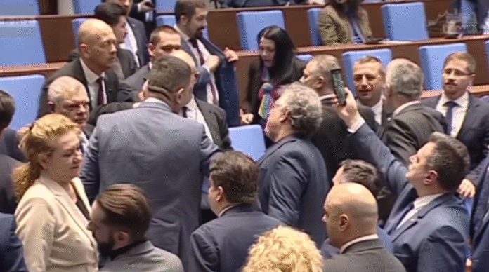 Славчо Крумов от „Възраждане“ нападна Манол Пейков в пленарна зала