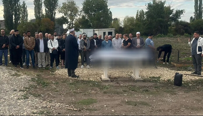 След 45 дни: Погребаха д-р Иса Али