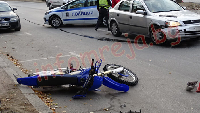 След отнето предимство: Водачка на мотоциклет се заби в кола в Благоевград