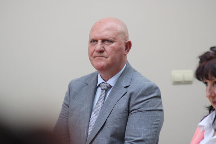 Служебният министър не може да забрани употребата на телефони в училище