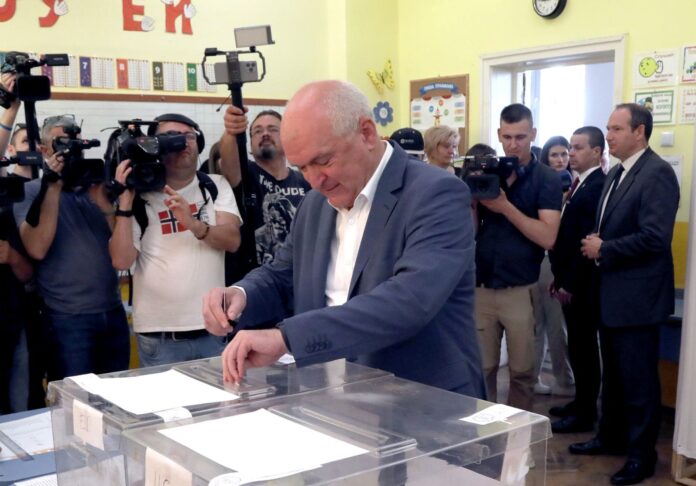 Служебният премиер Димитър Главчев гласува с машина