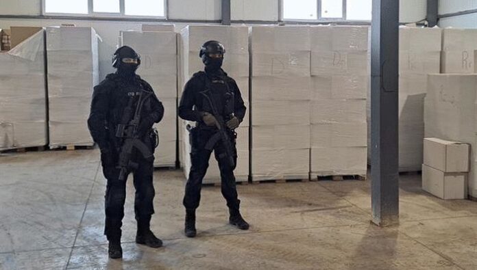 Служители на ГДБОП разбиха депо с контрабандни цигари за 8 милиона лева