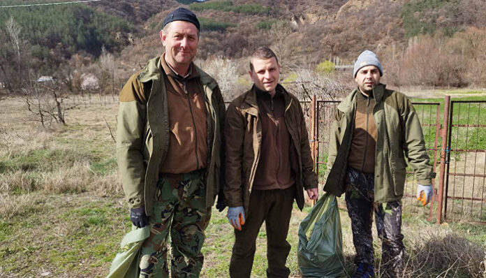 Служители на ЮЗДП чистят пътни отбивки