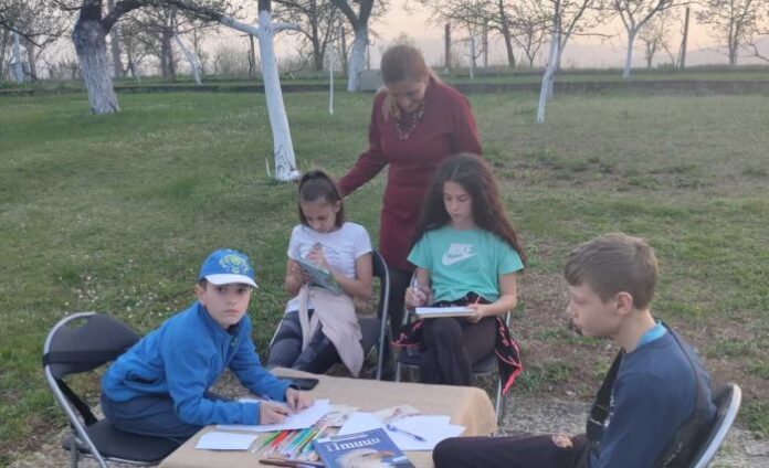 „Смехът на птиците“ събра кюстендилски ученици в НЧ „Пробуждане“ в село Шипочано