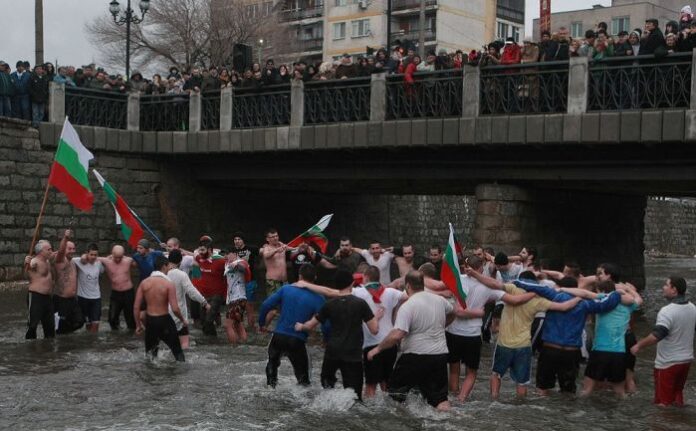 Смелчаци скачат за богоявленския кръст в ледените води на река Джерман