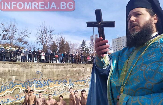Смелчаци вадят кръста от ледените води на Банщица в Кюстендил