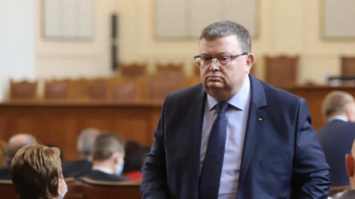 Сотир Цацаров подава оставка