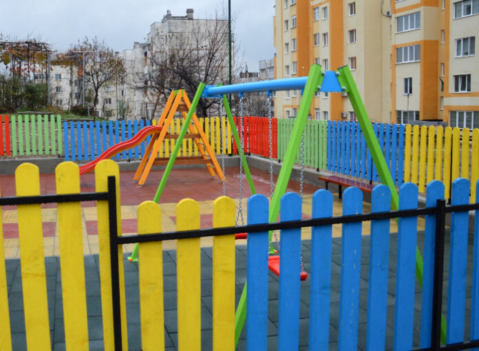 Спазено обещание: Готова е детската площадка пред първия саниран блок в кв. „Ален мак” в Благоевград