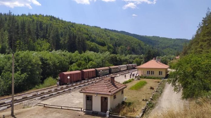 Специален туристически влак ще продължава да пътува по теснолинейката