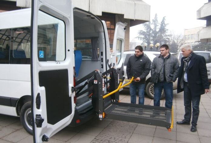 Специализиран микробус получи община Дупница от социалното министерство