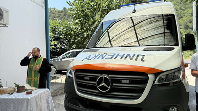 Спешният център в Кресна с нова придобивка - модерна високопроходима линейка
